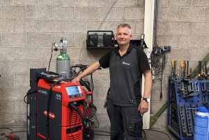 Medewerker van Tol Plaatwerk bij de nieuwe Fronius iWave lasmachine van Repatec Lastechniek
